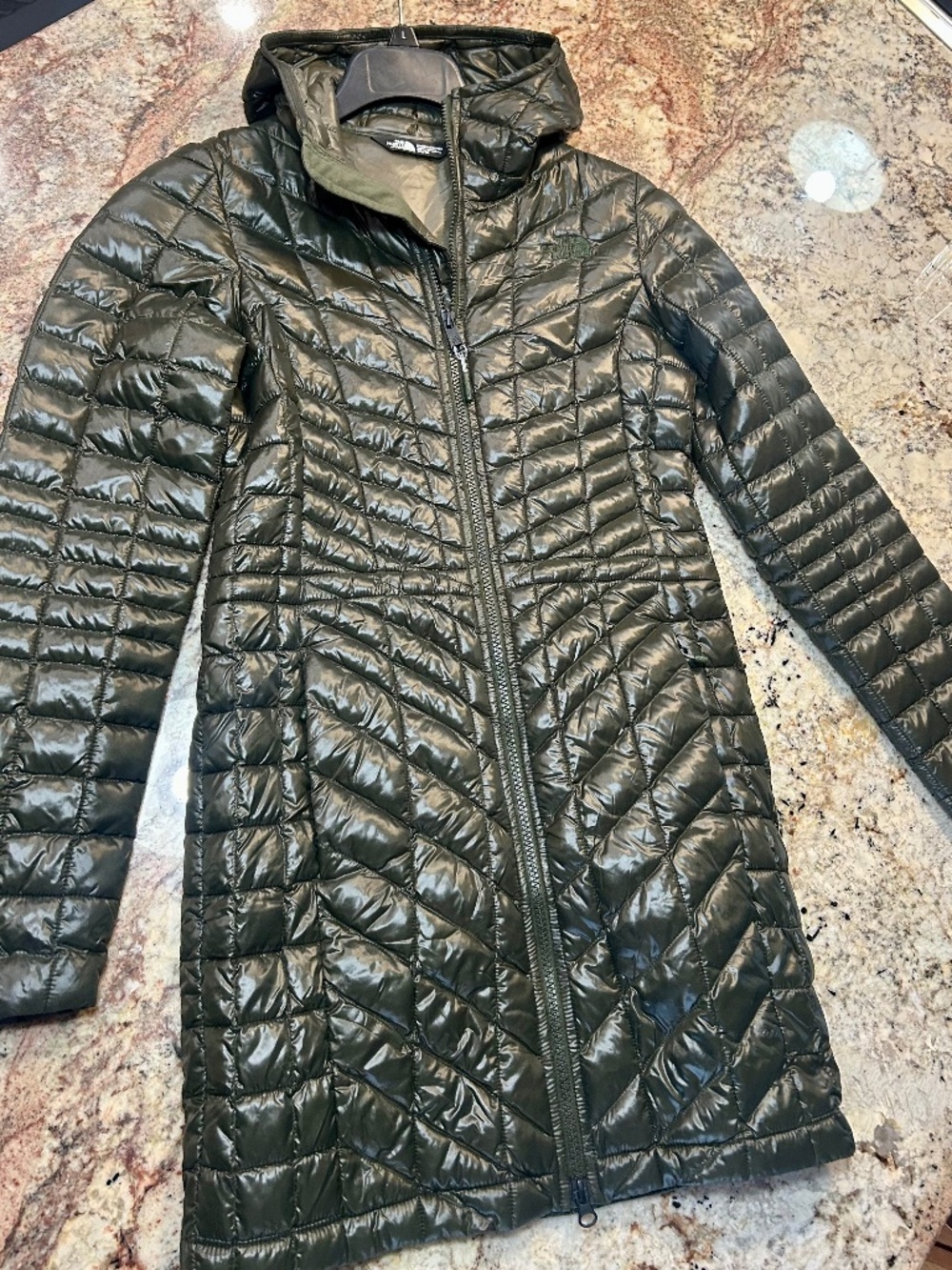 Woman's XS The North Face puff coat in dark, khaki green